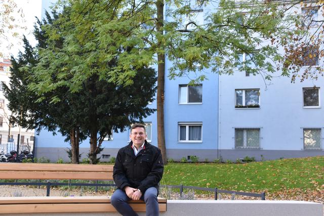 Bezirksvorsteher Wilfried Zankl im neu gestalteten Miesbachgarten. Unter anderem wurden mehr Sitzplätze geschaffen.