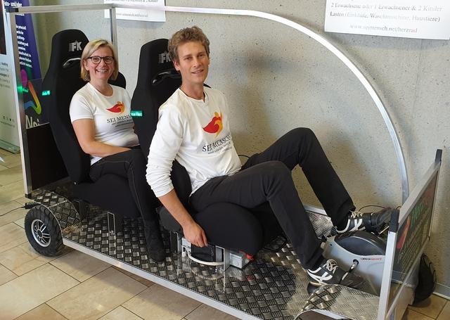 Die Initiatoren des Projektes: Mag. Bianca Maria Emmerich und Dr. Andreas Unterweger bei der Präsentation des HerzRades im Weizer Innovationszentrum