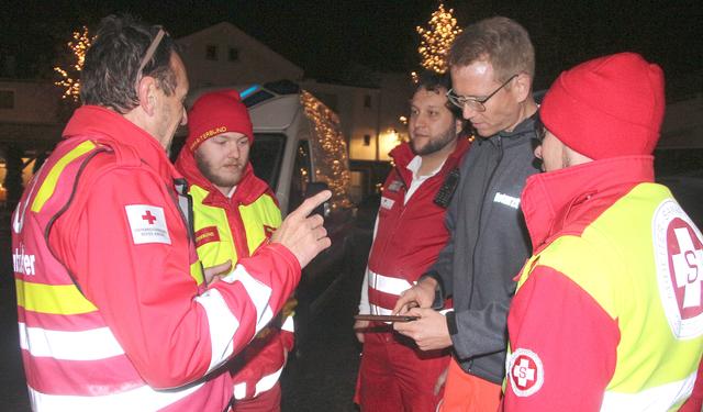 Einsatzbesprechung am Pfundplatz | Foto: Walpoth