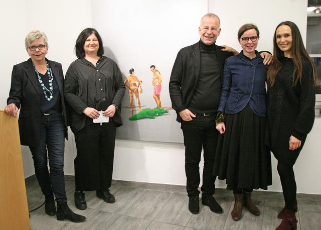 Freuten sich über einen gelungenen Vernissageabend: v.l.n.r.: Andrea Schaller (Leitung Kulturbüro u. Städtische Galerie Theodor von Hörmann), GR Barbara Hauser, Georg Loewit, Dr. Doris Eibl, Maria Ma