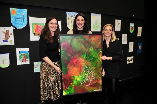 Die Organisatorinnen Martina Leis (li.) und Simone Schmölz (re.) sowie LA Sophia Kircher mit einem Bild der Kinderkrippe Götzens! | Foto: Hassl