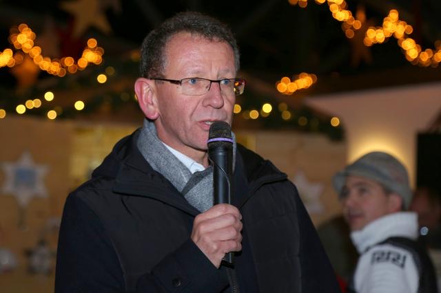 Bgm. Andreas Wimmreuter eröffnete feierlich den Sterneadvent.