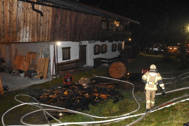 Die Unbekannten entzündeten zwei Holzstapel in Going. | Foto: ZOOM.TIROL