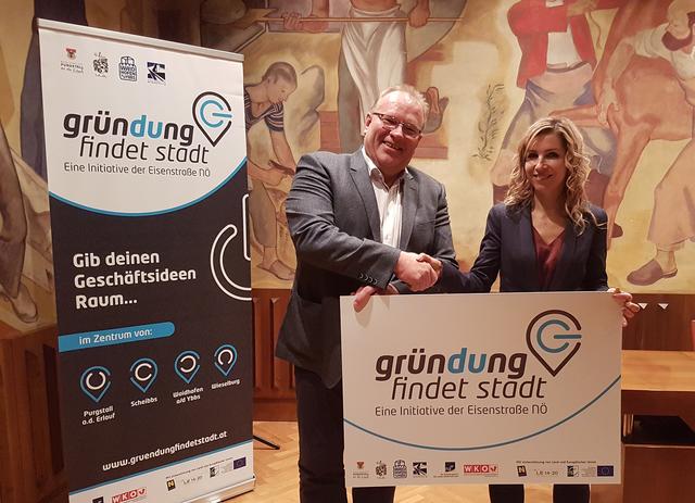 "Gründung findet Stadt": Der Wieselburger Stadtrat Josef Lechner gratuliert der Standortgründerin Elisabeth Bayerl.