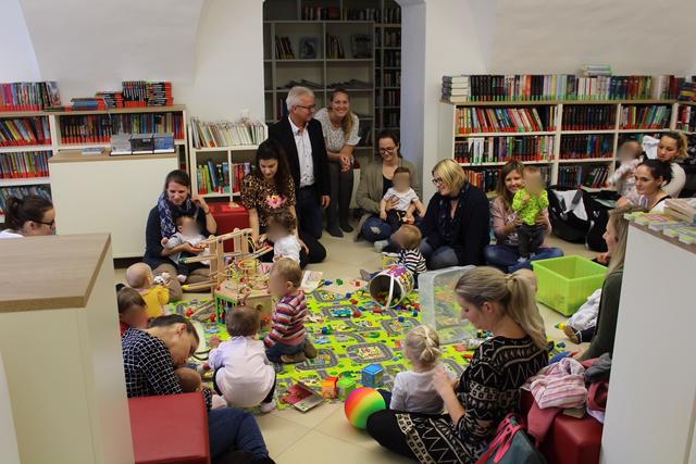 Mütter und ihre Kinder trafen sich zum Plaudern und Spielen im Rathaus. | Foto: Privat