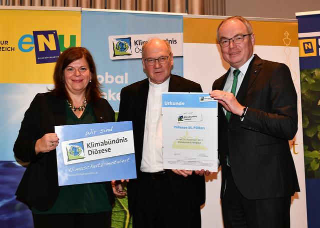Petra Schön (Klimabündnis), Bischof Alois Schwarz und LH-Stellvertreter Stephan Pernkopf. | Foto: Burchhart