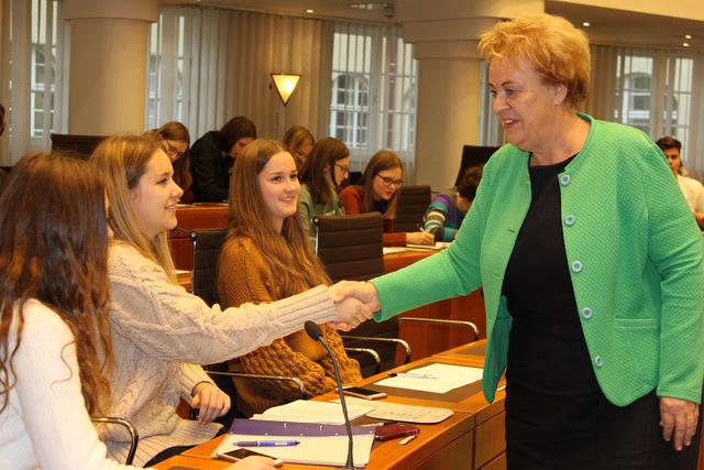 Landtagspräsidentin Verena Dunst begrüßt Schülerinnen im Landhaus