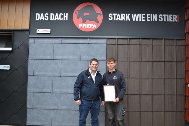 Firmenchef Hansjürgen Strohmeier freut sich mit Michael Tscherner über den ersten Platz beim diesjährigen Steirischen Lehrlingswettbewerb für Dachdecker.
