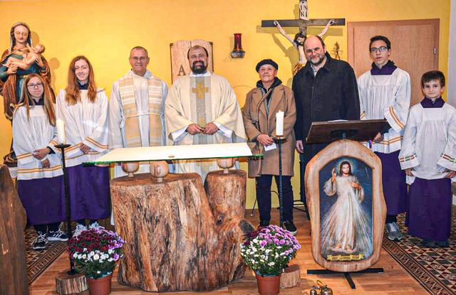 Kaplan Eduard Schretter, Jerome Ciceu und PGR Erwin Mayer bei der Segnung des neu geschaffenen Altars und des Tabernakels.