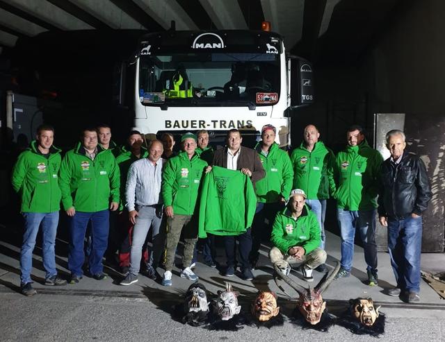 (v.l.n.r.) Rainer Pichler (Kommandant stv. FF Hochegg), Kurt Phols (Kommandant der FF Hochegg), Christopher Dissauer, Markus Brunner (FA Pyrotecknik Brunner), Hannes Bauer (FA Bauer TRANS), Sabrina Brunner, Stefan Bauer (Obmann Hochegger BergBartln), Bernhard Nießl (Firma BNG), FPÖ NAbg. Peter Schmiedlechner, Thomas Katzgraber, Kevin Graveneder, Martin Jagschitz (Obmann Stv.), Stefan Haslinger (Fa. Swietelsky Trumau), GR Günther Köck;