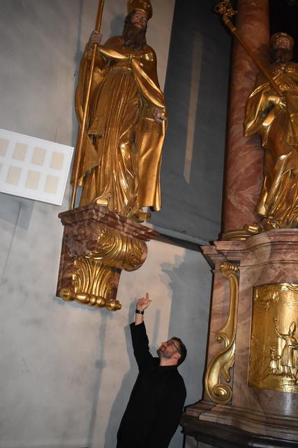 Der Holzwurm hat an der Rückseite der Statuen deutliche Spuren hinterlassen.