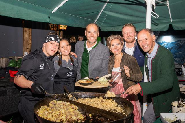 Das SalzburgerLand und Obertauern präsentieren das Wiener Winteropening: (v.li.) Martin Wieland und Lea Krings-Fischer von der Krings Alm, Michael Walchhofer, Manuela Krings-Fischer, Mario Siedler (Tourismusdirektor Obertauern), Leo Bauernberger (GF SalzburgerLand Tourismus).