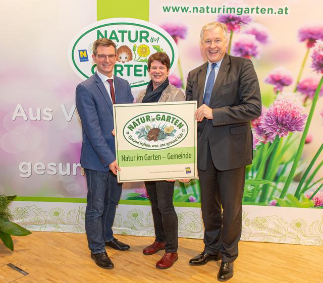 Bürgermeister Michael Strommer, Vizebürgermeisterin Birgit Eisenbock und Landesrat Martin Eichtinger.
  | Foto: Foto: Natur im Garten, Ehn