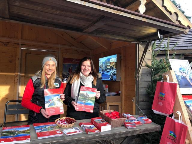 Kathrin Kocher (li.) von der Ferienregion Salzburger Lungau und Vanessa Bayr vom Tourismusverband St. Michael am Lungauer Weihnachtsstand in Oberhausen.