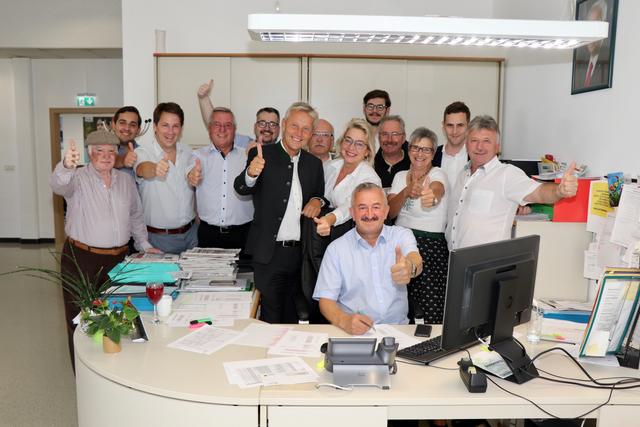 Im ÖVP-Bezirksbüro in der Ressavarstraße gab es nach Bekanntwerden der ersten Ergebnisse allen Grund zur Freude. | Foto: Alfred Mayer
