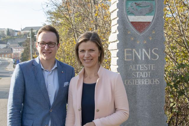 Rita Sengseis-Spindler übergibt das Amt des Ennser Wirtschafts-Stadtrats an Gregor Eckmayr. | Foto: ÖVP Enns