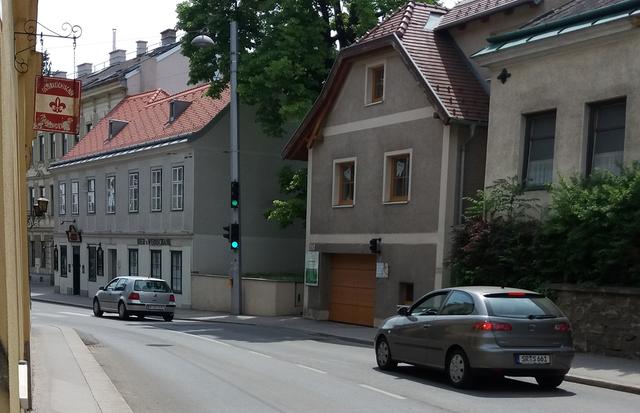 Enge Gehsteige und die Straßenbiegung sorgen oft für gefährliche Situationen für Fußgänger. | Foto: Max Hartmuth