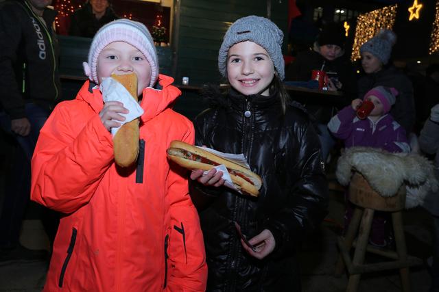 Melanie Pansy und Luana Hottfer stärken sich mit einer Posna.
