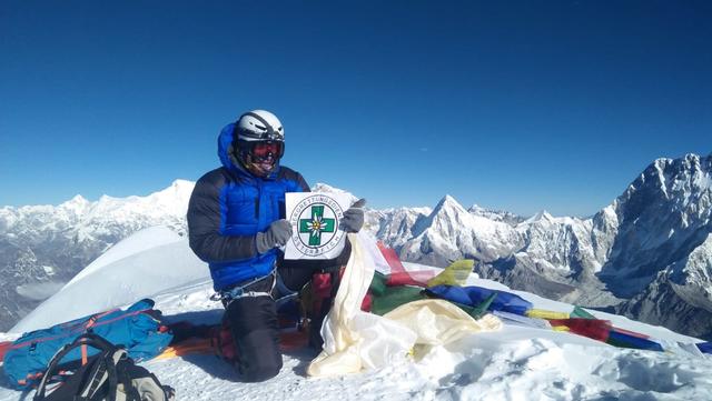 Bergretter und Alpinpolizist Michael Schweiger am Gipfel der Ama Dablam.