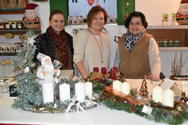 Weihnachtliche Dekos und Adventkränze gab es bei "NOEL" der Familie Fritz.