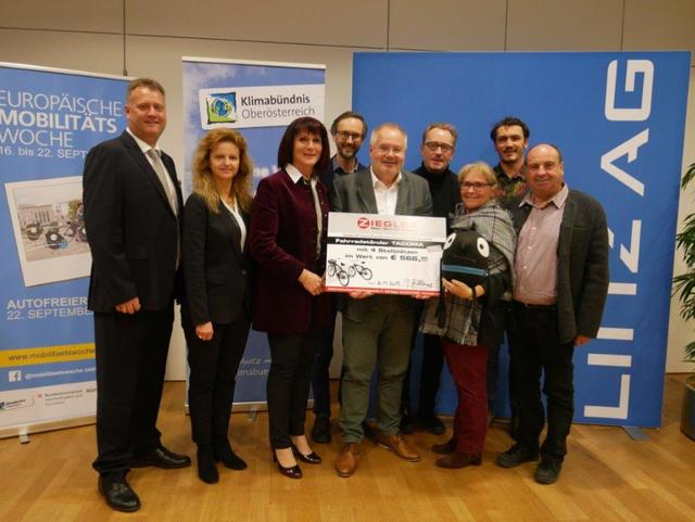 LAbg. Handlos (in Vertretung von LR Steinkellner), Linz AG Vorstand Fr. Drin Jutta Rinner, Mag. Norbert Rainer und Herwig Kolar vom Klimabündnis Österreich überreichten Bgm. Kieslinger, Dir. Franz Weismann, Kindergartenleiterin Michaela Wögerer, Umweltausschuss Obm. Stellvertr. GV Erhart Rudolf und LAbg, GV Sabine Binder den Mobilitätspreis