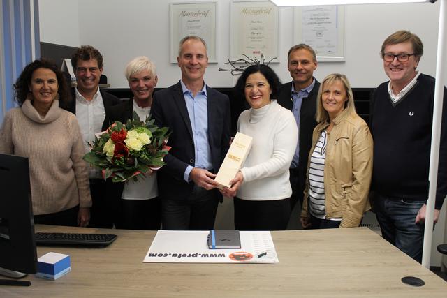 Gabriele und Wilfried Drexler, Firmeninhaber Johanna Kuntner-Reiter und David Reiter, Andrea Gottweiß, Oliver und Elfie Novosel, Fritz Ebenspanger bei der Eröffnung der neuen Büroräumlichkeiten.