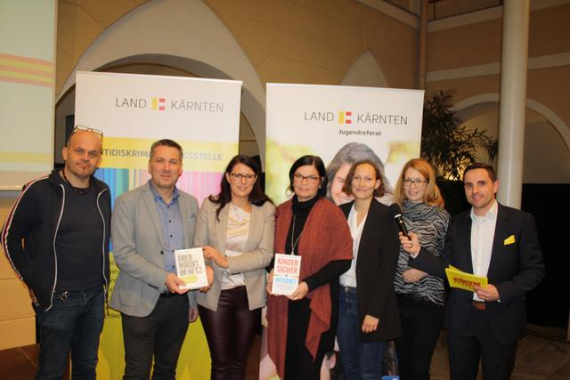 Christian Pöschl (Präventionskoordinator), Andreas Unterrieder (2. Vizebürgermeister Spittal), Sara Schaar (Landesrätin), Marika Lagger-Pöllinger (betroffene Mutter und Bgm. Lendorf), Felicias Rachinger (ZARA), Susanne Ebner (Land Kärnten), Timm Bodner (Antenne Kärnten)