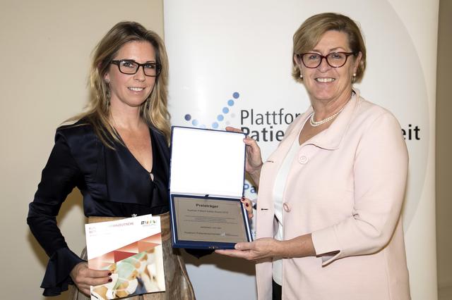 v.l.: Stefanie Schulz-Wulkow, Apotheke Barmherzige Brüder; Brigitte Ettl, Präsidentin der Plattform Patientensicherheit (und Ärztliche Direktorin am KH Hietzing).