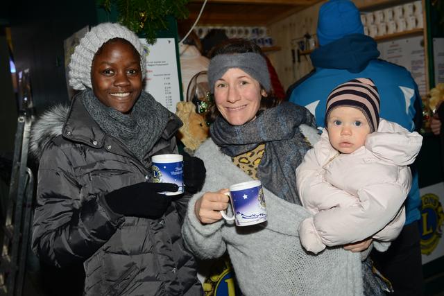 Auf einen Punsch beim Lions Club am Purkersdorfer Adventmarkt.
