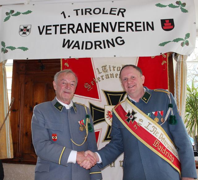 Veteranenverein Waidring unter neuer Führung: Peter Baumgartner (li.) übergibt an Reinhard Foidl.