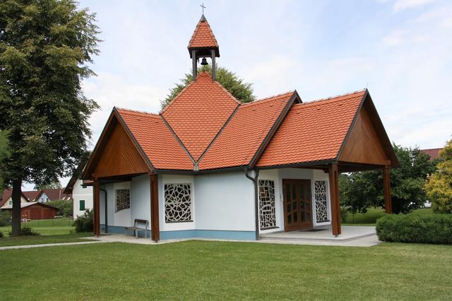 Fast biblisch: Schule, Kindergarten, Gemeindeamt und die Kapelle Dörfla wurden durch den Kreisverkehr zu einer gefühlten Einheit. | Foto: Edith Ertl