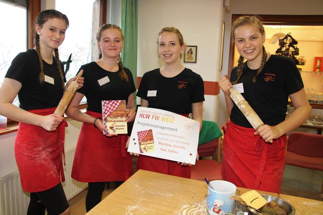 Celina, Eva–Maria, Kerstin und Martina (v.l.) von der HLW FW Weiz unterstützen die kleinen Backkünstler mit Ihrem Projekt.