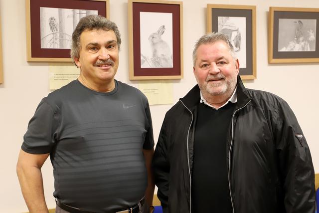 Auch Bürgermeister Herbert Pregartner (rechts) bewunderte die Werke von Engelbert Pammer (links)