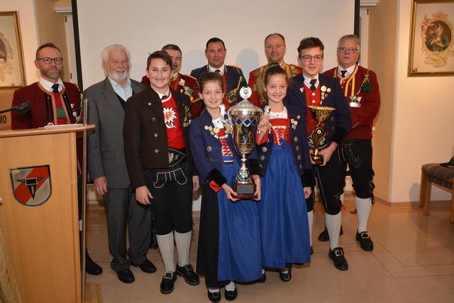 Sieg im Teambewerb für die besten vier SchützInnen aus dem Bezirk Hall – die Ehrengäste gratulierten.