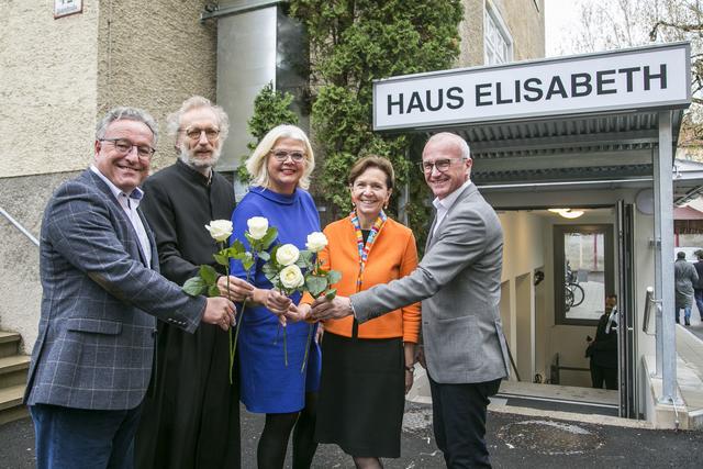 Erst kürzlich wurde das Haus Elisabeth eröffnet: LH-Stv. Heinrich Schellhorn, Heinrich Wagner, Pfarrer der Stadtpfarre St. Elisabeth, Anja Hagenauer, Sozialstadträtin, LP Brigitta Pallauf, Obfrau des Fördervereines für das Haus Elisabeth und Johannes Dines, Direktor Caritas Salzburg | Foto: Wildbild/Rohrer