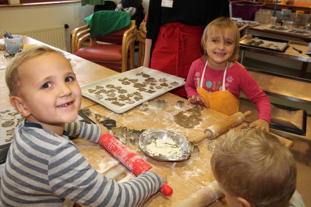 Die Kinder hatten Spass bei ihren selbst gemachten Weihnachtskekse.