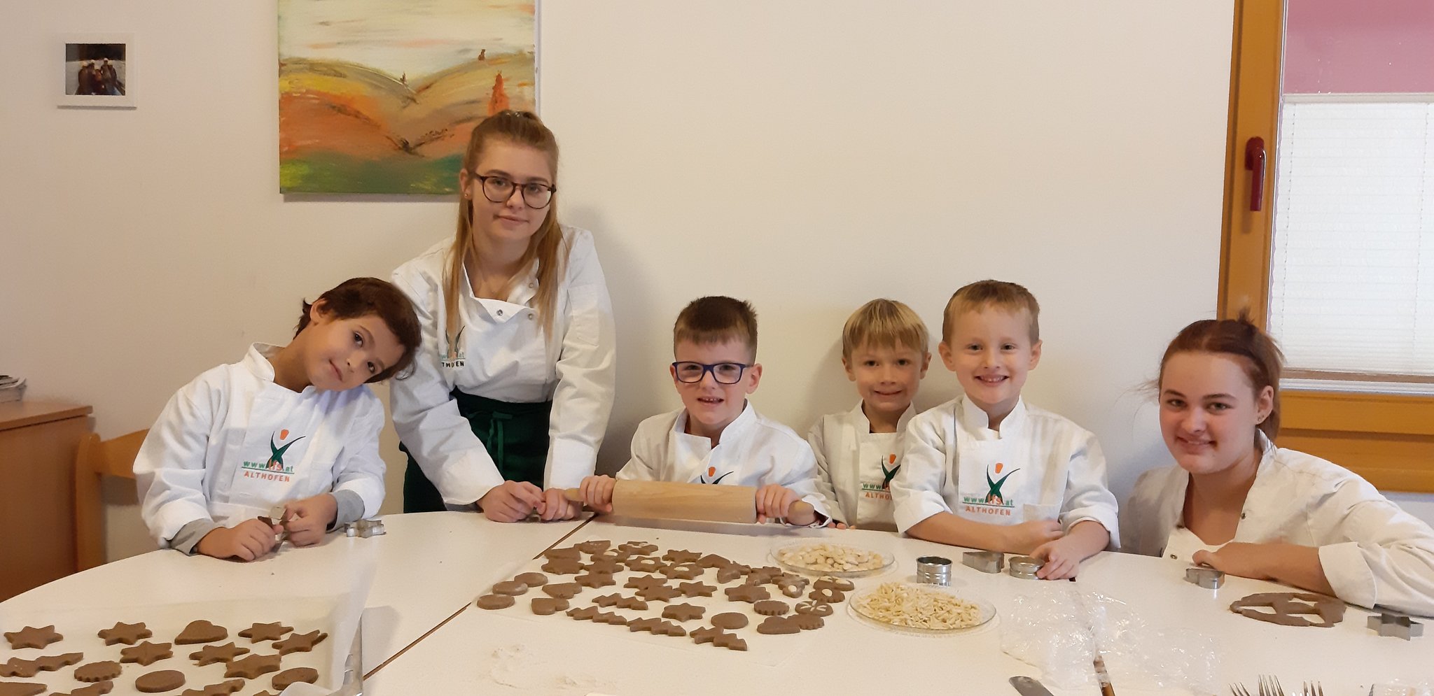 Backwerkstatt im Kindergarten: LFS Schülerinnen backen mit Kindern - St