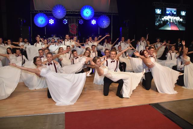 Die Maturantinnen, Maturant Tobias Hagen und ihre Tanzpartner vollendeten eine gelungene Polonaise.