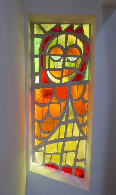 Glasfenster in Die Glasfenster gestaltete der Künstler Alois Neuhold. Hier das Bild „Maria, du Königin der Engel“.der Kapelle Dörfla   | Foto: Edith ertl