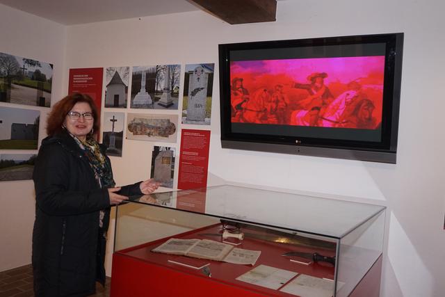Rosemarie Granitz zeigt das überarbeitete Museum im Kreuzstadl am Schlösslberg.