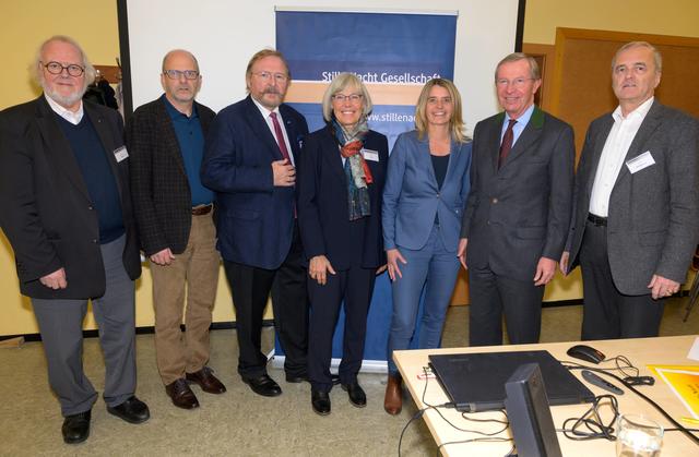 Der neue Vorstand der Stille Nacht Gesellschaft mit dem Landeshauptmann: Vizepräsident Josef A. Standl, Vorstandsmitglied Anton Pürcher, Schriftführer Hannes Schneilinger, Präsidentin Christa Pritz, Finanzreferentin Renate Schaffenberger, LH Wilfried Haslauer und Vizepräsident Josef Bruckmoser. | Foto: Stille Nacht Gesellschaft/Hermann Hermeter