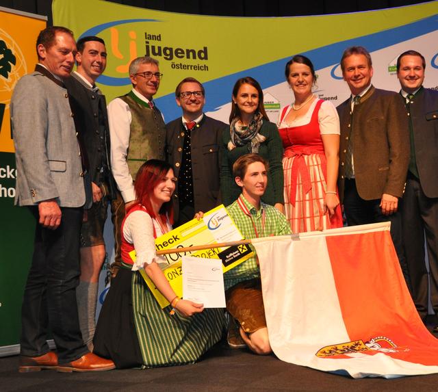 Bronze ging an die Landjugend Piesendorf. (1. Reihe v. l. n. r.: Yvonne Steiner und Thomas Hofer von der Landjugend Piesendorf; 2. Reihe v. l. n. r.: Josef Moosbrugger, Präsident der LK Österreich, Alexander Bernhuber, Abg. zum Europäischen Parlament; Josef Kurz, Landesleiter Steiermark der Österreichischen Hagelversicherung; Sebastian Laßnig, Präsident der Europäischen Landjugend; Corinna Scharzenberger, Abg. zum Nationalrat; Helene Binder, Landjugend Bundesleiterin; Franz Titschenbacher, Präsident LK Steiermark; Martin Kubli, Landjugend Bundesleiter)