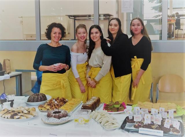 Leonie, Luisa, Lara und Katarina mit Prof. Frau Kubek vor den kulinarischen Köstlichkeiten.