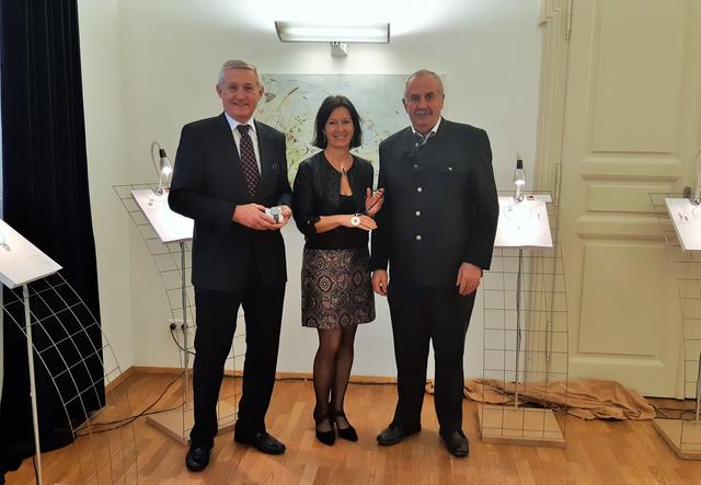 Feierten das Jubiläum: Johann Steiner, Franziska Trippl-Jahrbacher und Bürgermeister Helmut Walch. | Foto: Jahrbacher