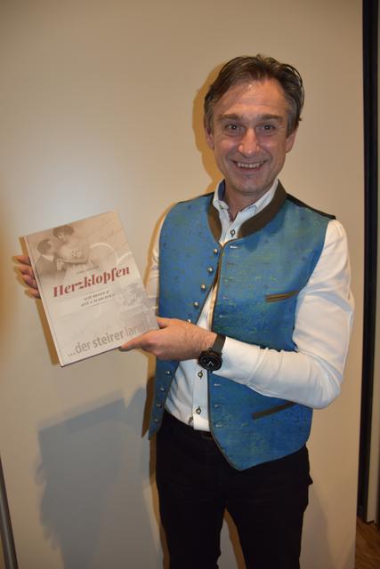 Karl Oswald mit seinem jüngsten Werk "Herzklopfen". | Foto: Waltraud Fischer