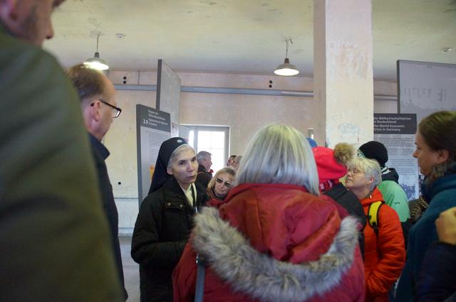 Schwester Elinor führte durch die Ausstellung. | Foto: Rüggeberg