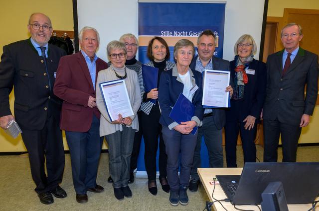 Nach der Überreichung von fünf Dankurkunden vor allem für inhaltliche Leistungen zum Stille-Nacht-Lied: v.l. em. Präsident Michael Neureiter, Wolf-Dieter und Reinfriede Prosinger, Max Gurtner, Eva Neumayr, Anna Holzner, Martin Reiter, Präsidentin Christa Pritz und Landeshauptmann Wilfried Haslauer. | Foto: Stille Nacht Gesellschaft/Hermann Hermeter