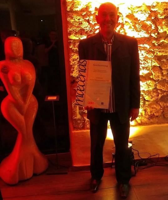 Martin Schmit mit der Auszeichnungsurkunde für das Bühnenwirtshaus Lössiade.  | Foto: Schmit