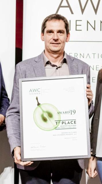 Harald Ernst mit der Auszeichnung für den Grünen Veltliner Ried Steinberg Reserve 2017.