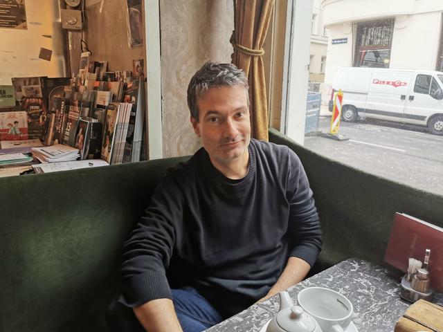 Im Cafe Jelinek traf die bz Michi Reichelt. Stellvertretender Bezirkschef (Grüne) in Mariahilf. | Foto: lreis
